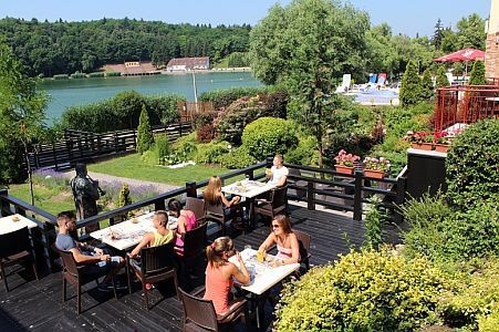 Panorama van de oever van het meer vanaf het terras van het Hotel