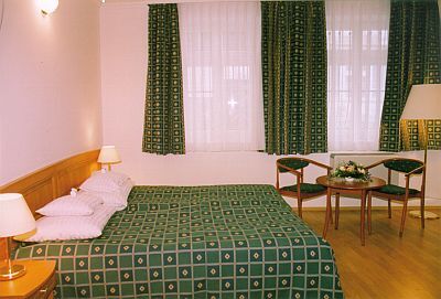 luftkonditionerade rum och sviter väntar på gästerna i det 3-stjärniga Hotell Pannonia i Ungern i Miskolc