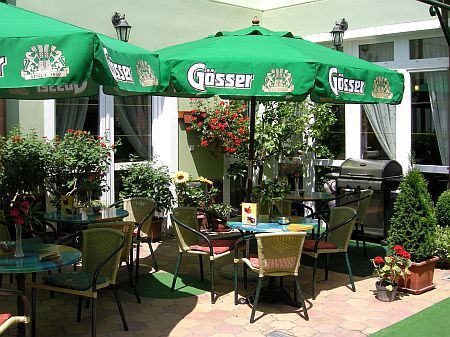 La terrasse de L'hôtel Villa Classica Pápa en Hongrie - wellness et relaxant á 4 étoiles en Hongrie