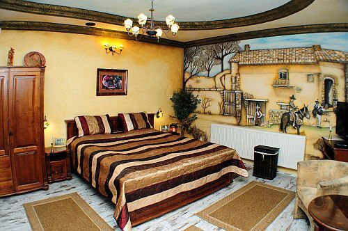 Pokój z łóżkiem francuskim w Hotelu Villa Classica w Papie
