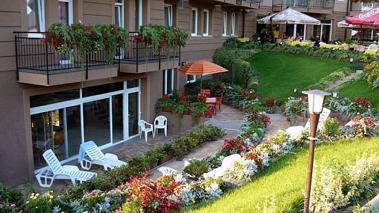 Granada Hotel Kecskemet - garden - wellness hotel in Kecskemet
