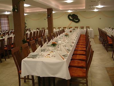Restaurant met een capaciteit van 120 personen in Wellness Hotel Granada in Kecskemet, Hongarije