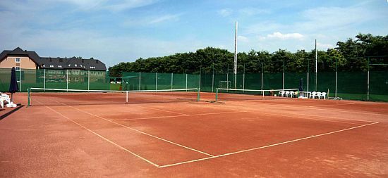 Tennisbaan van Wellness Hotel Granada - hotel in Kecskemet met goede sportfaciliteiten