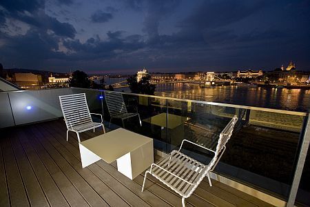 Widok na Dunaj i Peszt z tarasu Hotelu Lanchid 19