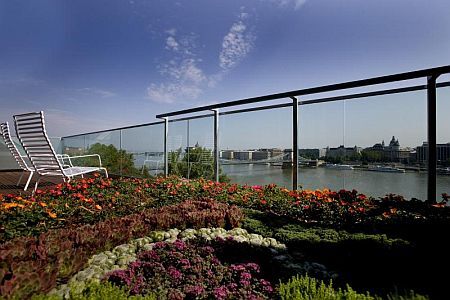 Vue panoramique du grand balcon de la suite de l'Hotel Lanchid 19 à Budapest