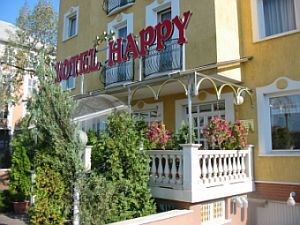 Hotel Happy Appartementen in Zuglo, een mooie buitenwijk van Boedapest met uitstekende verbinding naar de binnenstad - goedkope accommodatie in Boedapest - de voorkant van het hotelgebouw