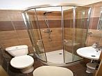 A pécsi Ágoston hotel fürdőszobája, 3 csillagos olcsó szálloda Pécsett a Mecsek lábánál