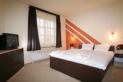 Hôtel bon marché à Pécs en Hongrie - Hôtel Agoston 3 étoiles en Hongrie - chambre double libre-dans la montagne Mecsek