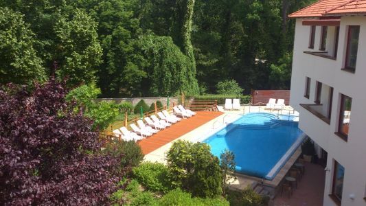 Nuova piscina esterna all'Hotel Bassiana a Sarvar