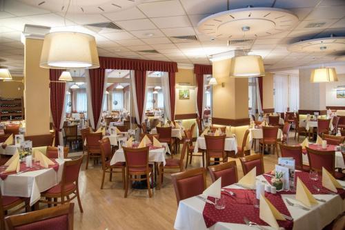 Het nieuwe en uitgebreide hotelrestaurant, Restaurant 'Sissi szalon' met de elegantie uit de vresestijd - Hotel Palota in Heviz, Hongarije