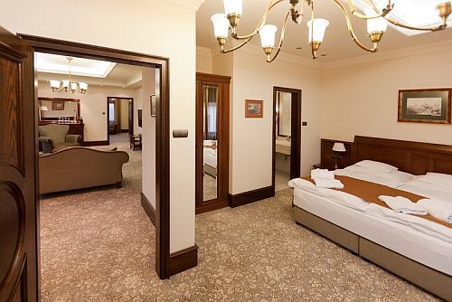 Łóżko dwuosobowe w pokoju luksusowym, Hotel Andrassy Residence, Tarcal, Węgry