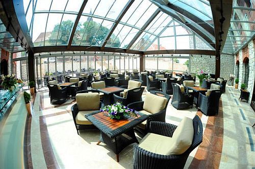 Wunderbar Wintergarten ins Andrassy Residence in Tarcal - elegant modern hotel in Tokajer Weinregion