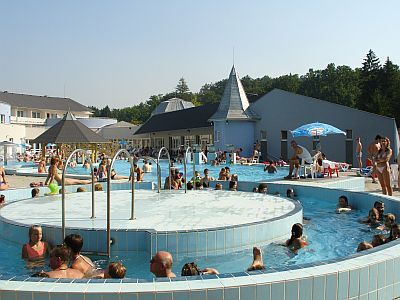 4* Hotel Ambient Sikonda külső medencéi wellness hétvégére