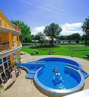 L'hôtel wellness et thermal Apollo á Hajduszoboszlo, le jardin et l'hôtel