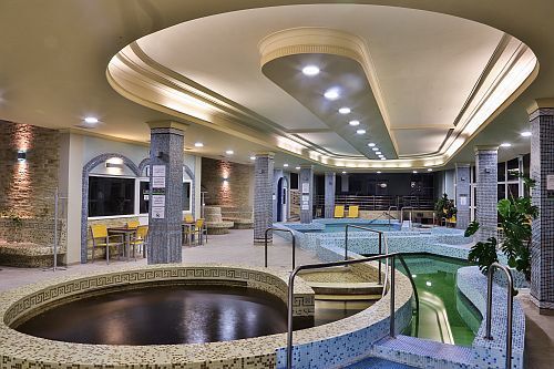 ウエルネスセンタ－、プ-ル、温泉、お風呂、サウナ。Apollo Thermalhotel Hajduszoboszlo