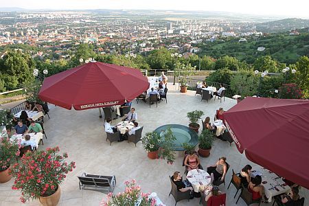 Terras van het 4-sterren Hotel Kikelet met prachtig panoramauitzicht over de stad Pecs