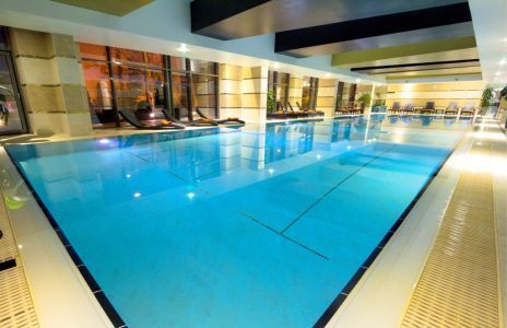 Binnenzwembad van Hotel Divinus - wellnessweekend in Debrecen