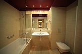 La salle de bains - Hôtel Castle Garden Budapest á 4 étoiles - hotels en Hongrie