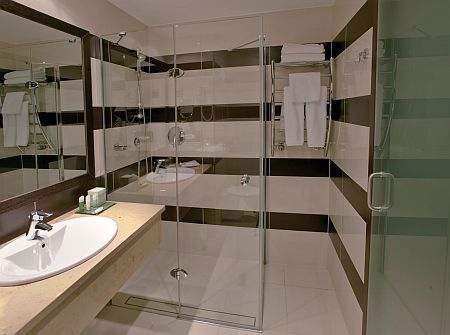 La salle de bains élégante de L'hôtel Aquaworld Resort á 4 étoiles