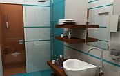 Balaton Echo Residence - элегантная ванная в отеле на Балатоне, на полуострове Тихань (Tihany - Balaton)
