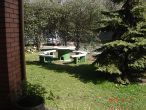 Der Garten des Hotels Omnibusz in Budapest, dessen Zimmerpreise sind wirklich ganz günstig.