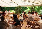 La terrasse de L’Hôtel Két Korona á 4 étoiles - le lac Balaton - vacances en Hongrie