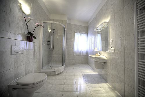 Ket Korona Wellness and Conference Hotel in Balatonszarszo - bathroom of the 4-star hotel