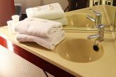 Badkamer met douche in het Hotel Drive Inn in Torokbalint - goedkope hotelkamers dichtbij Boedapest - hotels in Hongarije