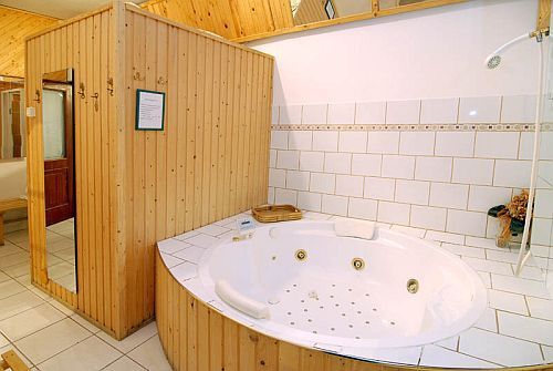 Łazienka z jacuzzi - Tani pensjonat 'Panorama' w Eger