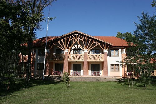 Hotel Zichy Park - Bikács-Kistápé Liget - patio del hotel