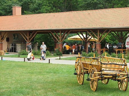 Grillterras in het viersterren Wellness- en Parkhotel Zichy in Bikacs, Hongarije