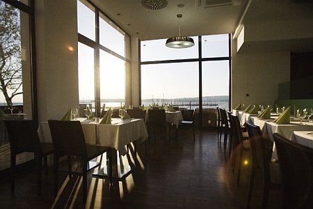 Restauracja Vital Hotel Nautis w ogrodzie z panoramicznym widokiem