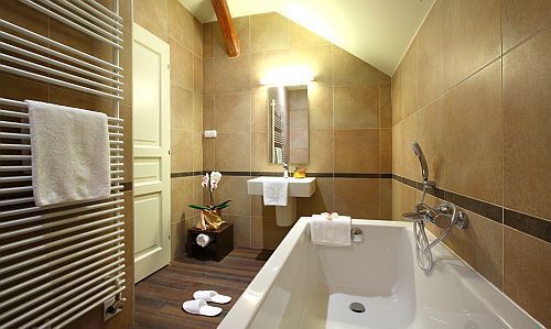 Cuarto de baño con bañera en el Ipoly Residence Hotel de Balatonfured, balneario de lujo en el Lago Balatón
