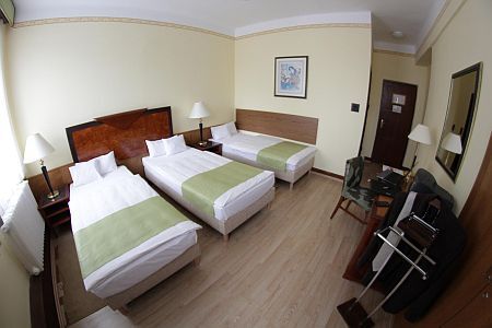Cheap hotel room with three bed in Budapest's city center, in the near of Western Railway Station, close to Margit Bridge