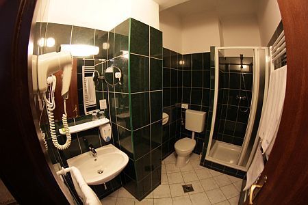 Hôtels dans le centre de Budapest - Hôtel Metro 3 étoiles á Budapest - la salled de bains de la chambre