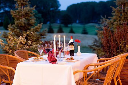 Hotel Greenfield de Bienestar de Bukfurdo - Terraza con un ambiente romántico y con una vista maravillosa al campo