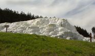 Colline de sel en Europe avec une source d