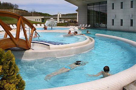 Piscinas de bienestar en el Hotel Saliris cerca de la colina de la sal