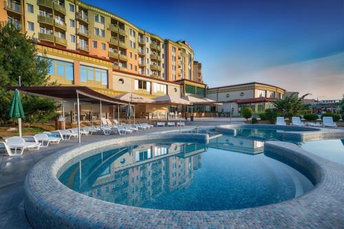 Piscine extérieure à l'hôtel Karos Spa - week-end bienêtre à Zalakaros