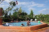 Piscina exterior con agua salobre en el Hotel Shiraz, Egerszalok