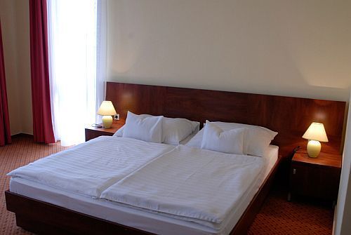 Hotel Falukozpont Ujhartyan - camera doppia dell'hotel a 3 stelle ad Ujhartyan