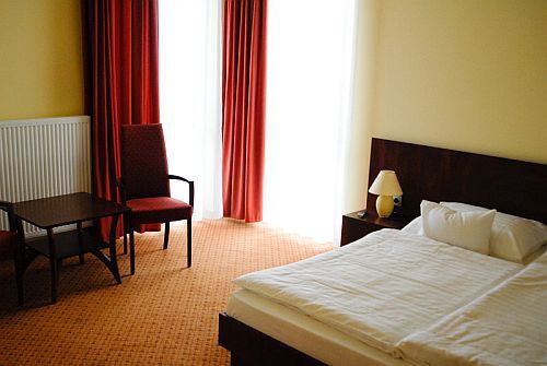 Elegant rum i ett bekvämt hotell - Hotel Ujhartyan Falukozpont
