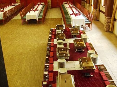 Goedkope elegante feestzaal tot 400 personen voor bruiloften en bedrijfsevenementen etc. in het 3-sterren Hotel Falukozpont Ujhartyan tussen Boedapest en Kecskemet, Hongarije