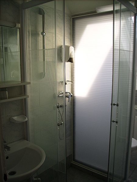 El cuarto de baño del Hotel Villa Kristal en Budapest - Hotel renovado en Buda