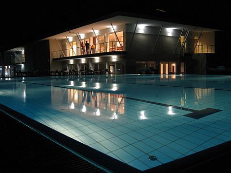 La piscine extérieure de l'Hôtel Bio Art Szepia dans la ville Zsambek en Hongrie