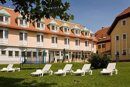 Termal Hotel Aqua in Mosonmagyarovar, Hongarije - mooi tuintje van het driesterren hotel met zonnebedden