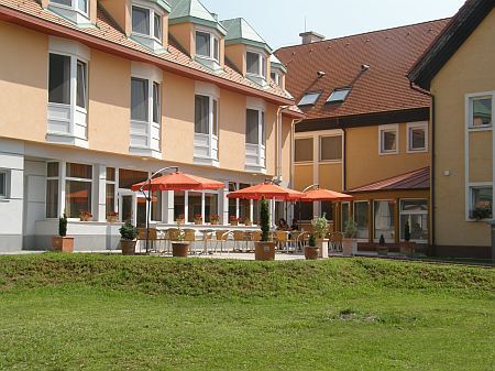 Termal Hotel Aqua *** - restaurant met een gezellig terrasje - goedkope accommodatie in Mosonmagyarovar, Hongarije