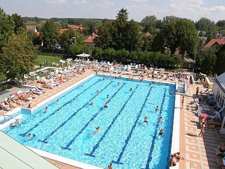 Week-end de Wellness en Hongrie, á Mosonmagyarovar - la piscine extérieure - l'hôtel de 3 étoiles de bien-etre hongrois