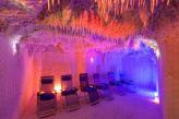 Lotus Therme Hotel - Велнес-уикэнд в курорте Хевиз - стены и полы соляной пещеры покрывает йорданский соль из Мертвого моря