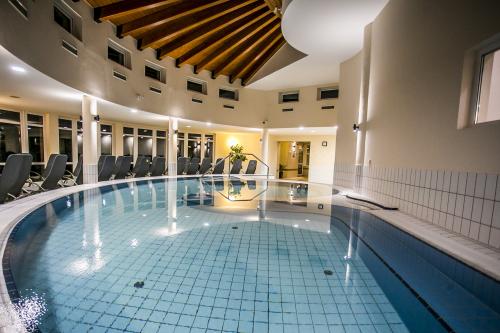 Departamentul de wellness în Hotel Lotus Therme şi Spa - piscină interioară cu apă caldă în hotelul de cinci stele în Heviz 